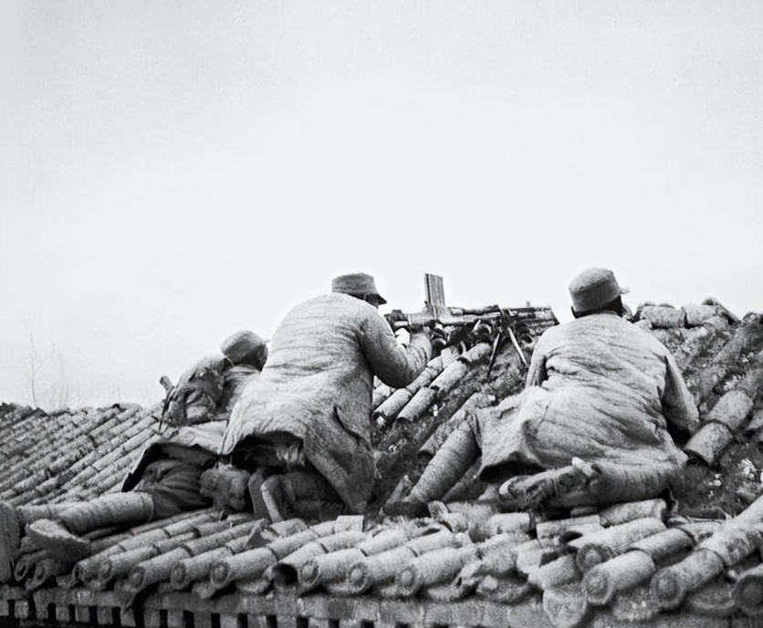 1939年，一地主将300名八路军接到家中休养，谁料八路军还没待一会，1200名