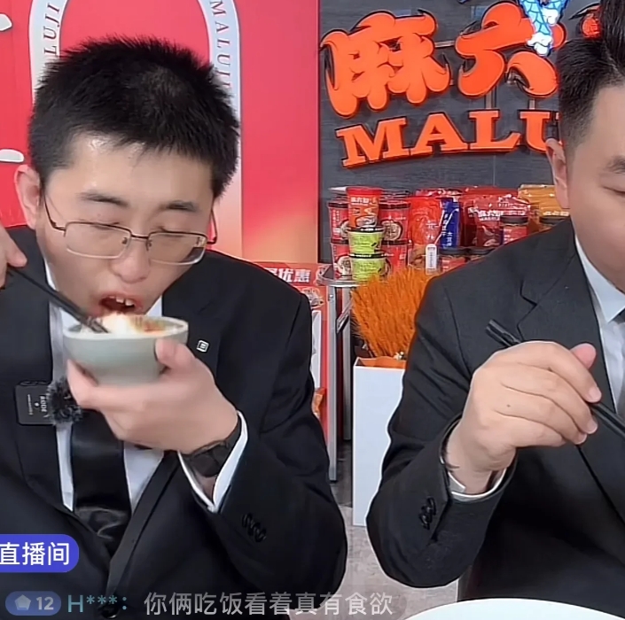 你们发现了吗
小井还有吃播的潜力啊
现在四点多了，小井和店长是真饿了呀，看小井一