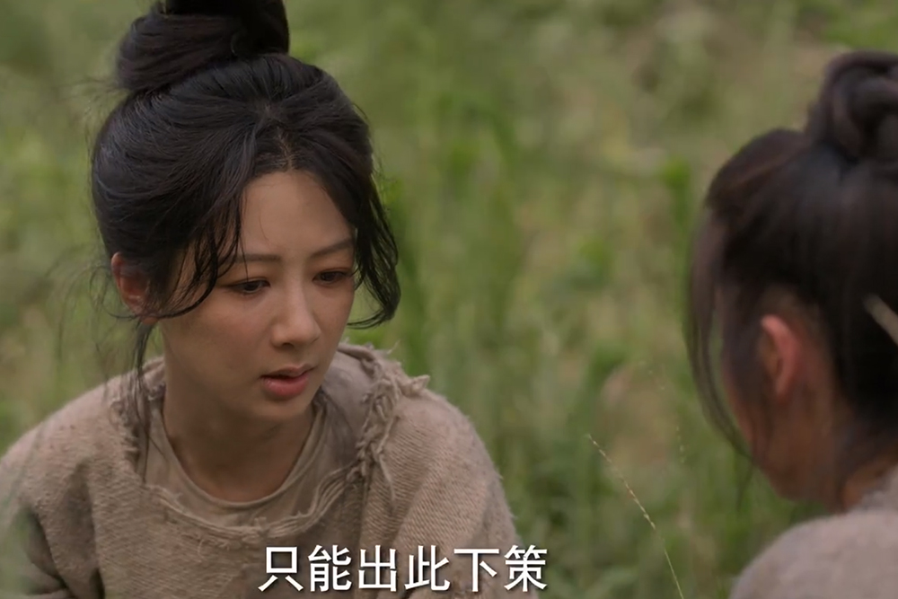 《国色芳华》牡丹被发配致军营后，做了这么两件事：
 
一件是她故意挖了有毒的毛茛