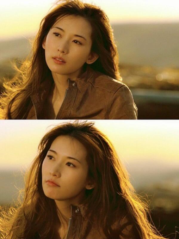 她绝对是那种现实生活里都很亮眼的大美女