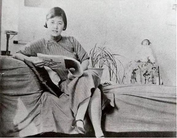 1924年，凌叔华和徐志摩缠绵不清，转头嫁北大主任。婚后，她嫌丈夫不浪漫，和外国