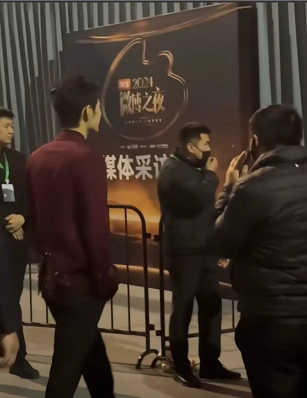 1月11日，肖战一步步笑着走向孟子义
他毫无顾忌，她小心翼翼，今夕何夕！
看到他