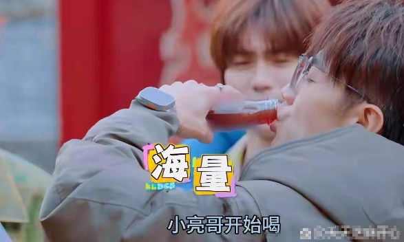 苏醒的小吃对决赛中上演了一场“双标”好戏，引发了网友们的热议。比赛中，苏醒所在的