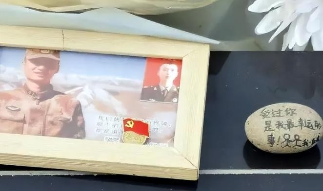 2020年，24岁的肖思远在中印边境的冲突中英勇牺牲。他从河南省的一个普通家庭走