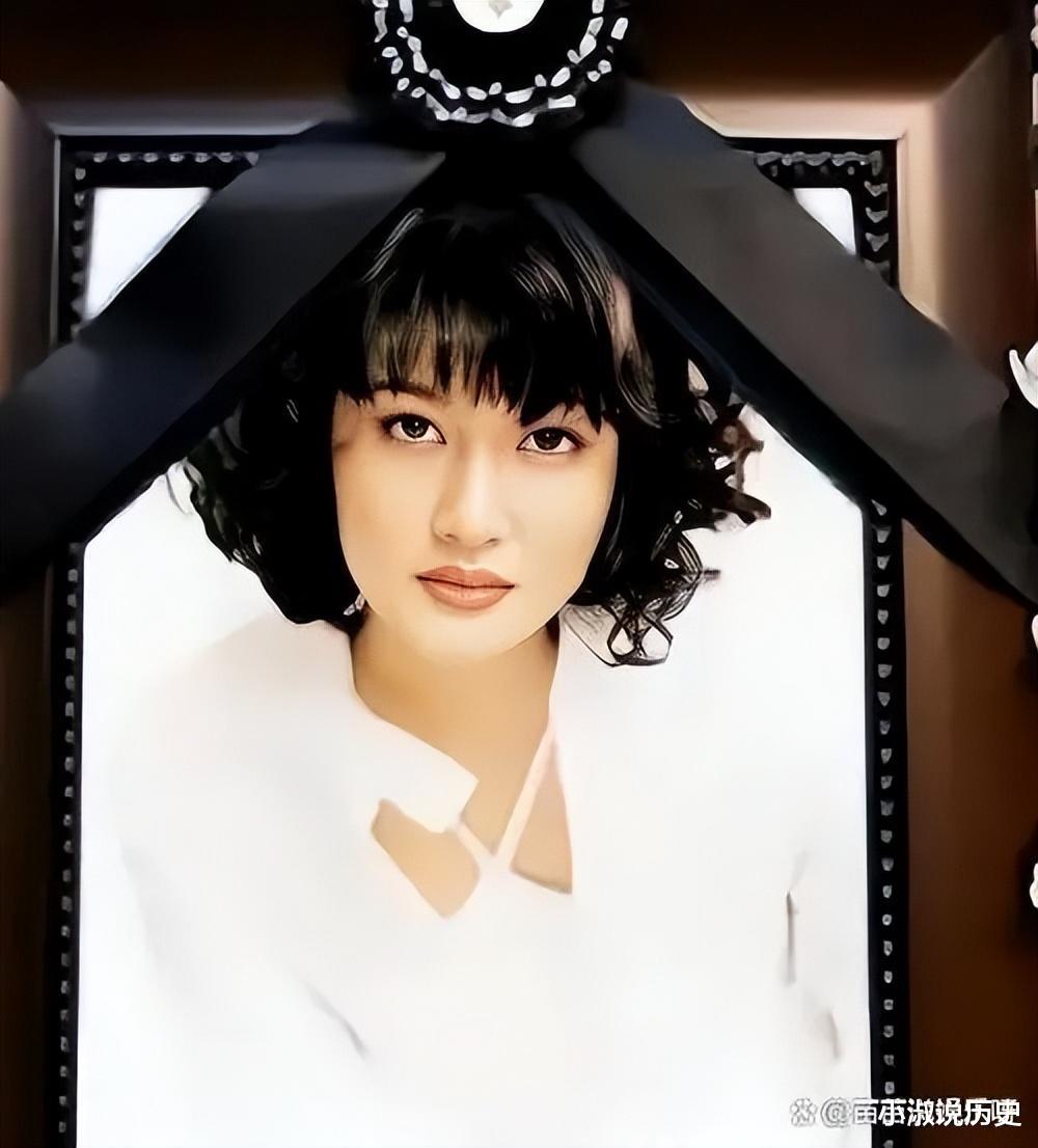 春晚爆红后，她洗完澡从23楼一跃而下，临终时说：妈，我好后悔（微信打字九宫格怎么设置）-第7张图片-九妖电影