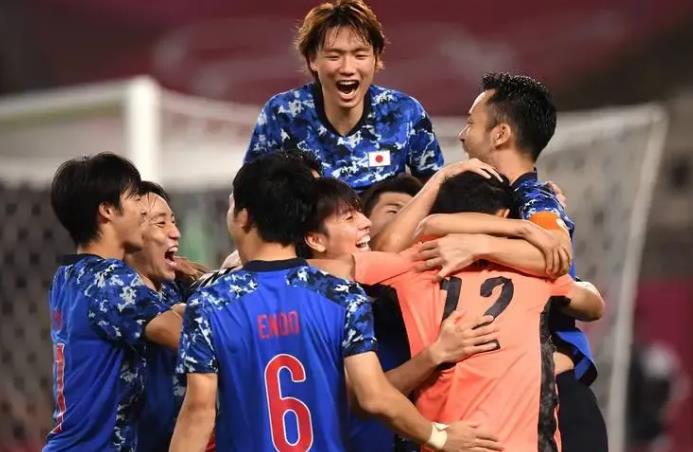 足协明天要做一件重要的事情！期待拍成纪录片！球迷点赞！根据名记爆料，足协明天要召