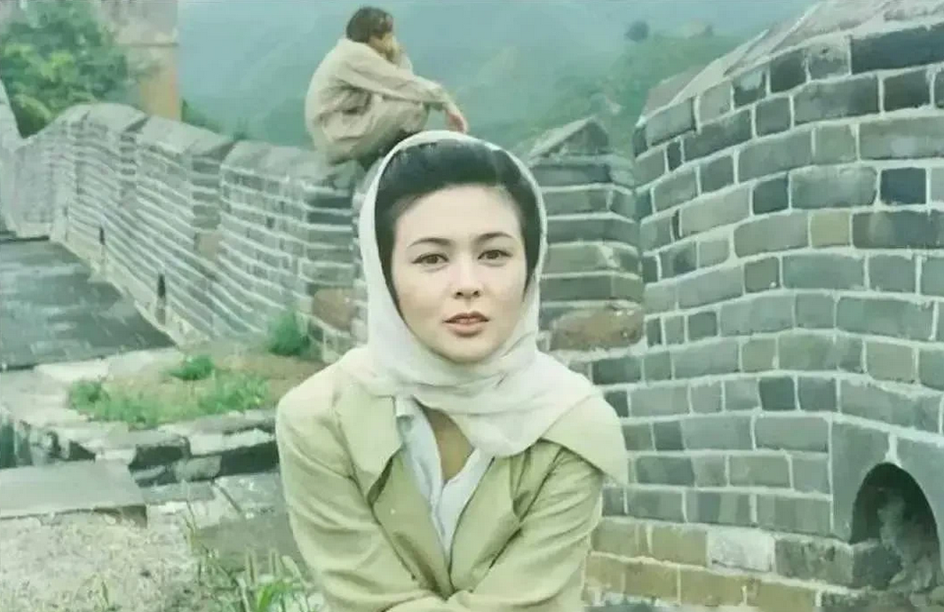 1995年，关之琳在长城上留下了一张珍贵的照片。不知后面坐在城墙上的哪位是谁？