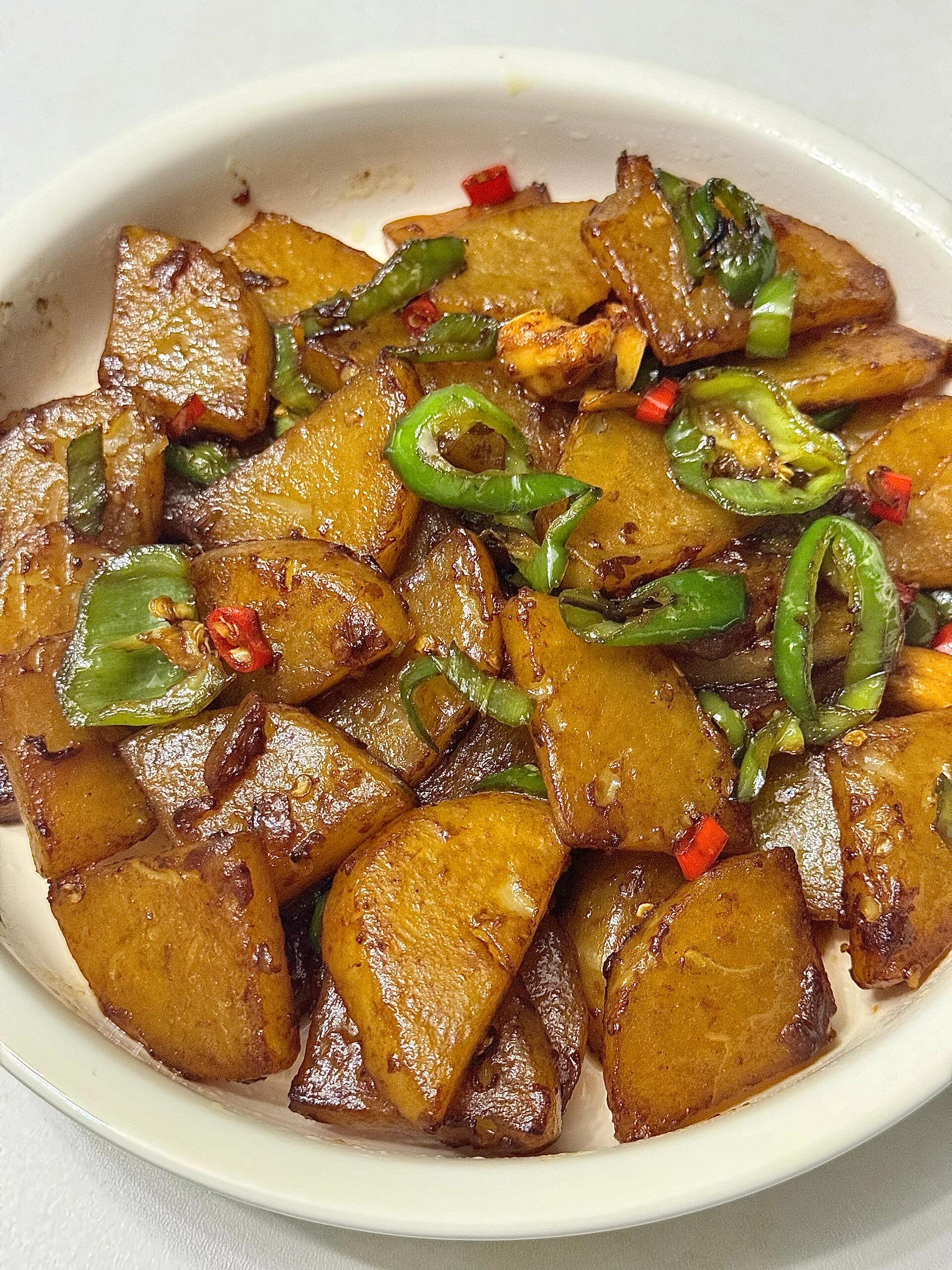 甜辣土豆片，又香又好吃真的三碗米饭都不够

尝试过各种土豆做法，就这个甜辣土豆片