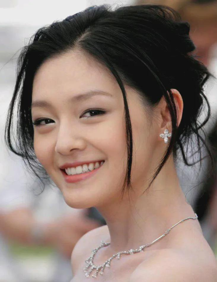  
 
 
王思聪曾评价大S是汪小菲跻身上流社会的通行证。即便离婚后，这位前妻仍