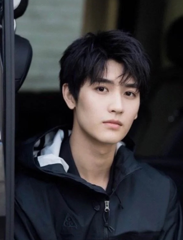 黄俊捷古偶造型惊艳，翻红后资源飙升