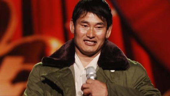 河南74岁老人找大衣哥要钱：不给一百万，你甭想出门！
