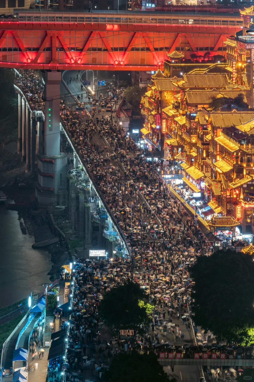 五一第一天的洪崖洞｜左滑开灯数人头