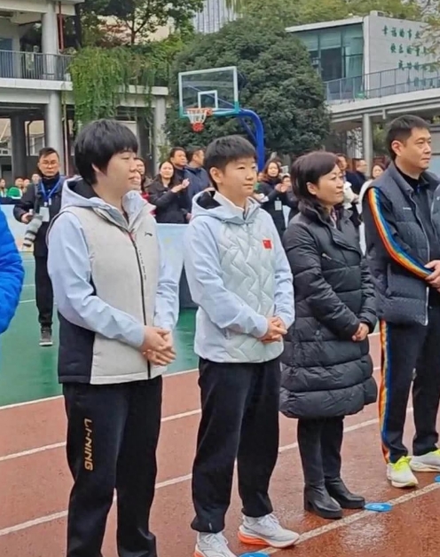 孙颖莎来到了豌豆学校，那可真是热闹非凡！coco 爹特别热情，赶忙拉着自己的两个