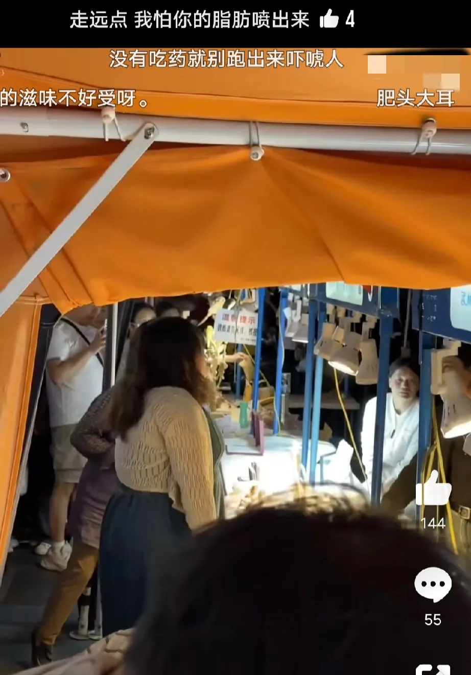 杭州武林夜市上，起因是摊主卖的都是创意自制手工品，禁止游客拍照，但也是事先对游客