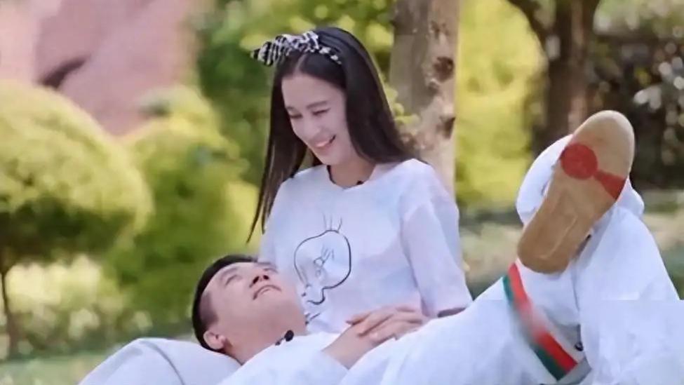 杨子第三次婚姻生子，黄圣依默然知情？真相何在？