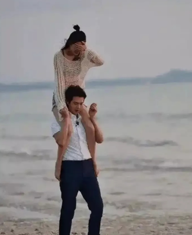 魏大勋的男友力还是杠杠的，在海边沙滩上直接扛起杨幂坐飞机，杨幂紧紧捂着眼睛，笑得