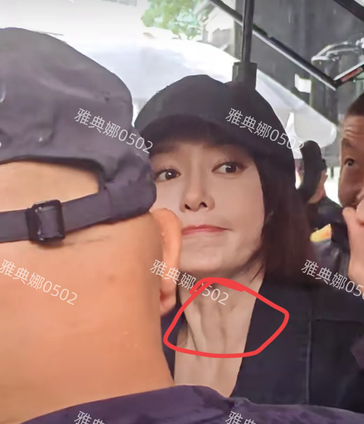 秦岚本人太幻灭了，明显的整容脸，44岁的她根本没有网上吹的那么年轻，手和脖子特别