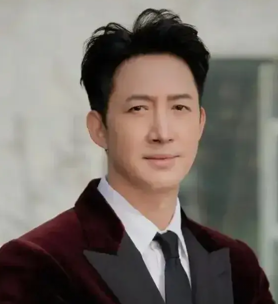 关于演员王阳的六条相关信息：
1、王阳，原名王洋，1978年出生于哈尔滨，父亲是