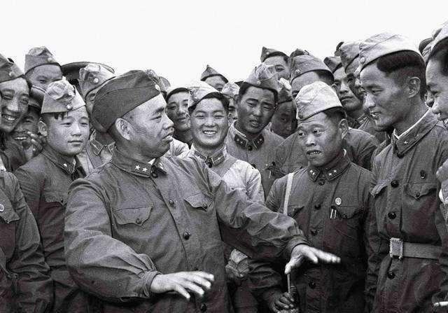 许世友原名叫许仕友，后来他遇见了毛主席给他改了名字，毛主席告诉他说仕友是当官人的
