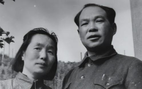 1937年的一个严冬，王学文，一个王家屯的地主，偶然发现了一个昏倒在家门口的女兵