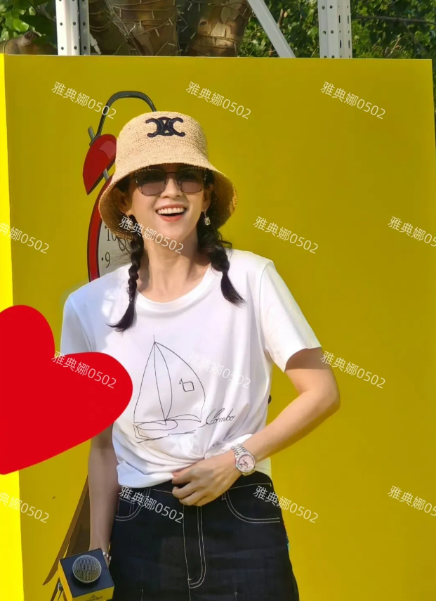 阿那亚戏剧节偶遇章子怡，她状态真是太好了，脸只有巴掌，五官立体秀气，身材苗条笑容