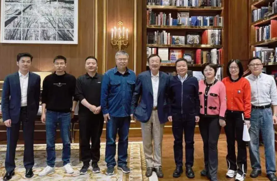 看了这两张照片，有人会不舒服嘛？

一波后辈创业者，比如小鹏，宇树，硅基，霸王等