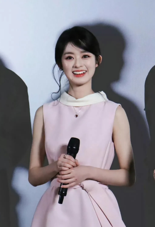 长这么好看也会被提建议，牙有问题，脸上的痣不行，这就是女明星使劲儿容貌焦虑的原因