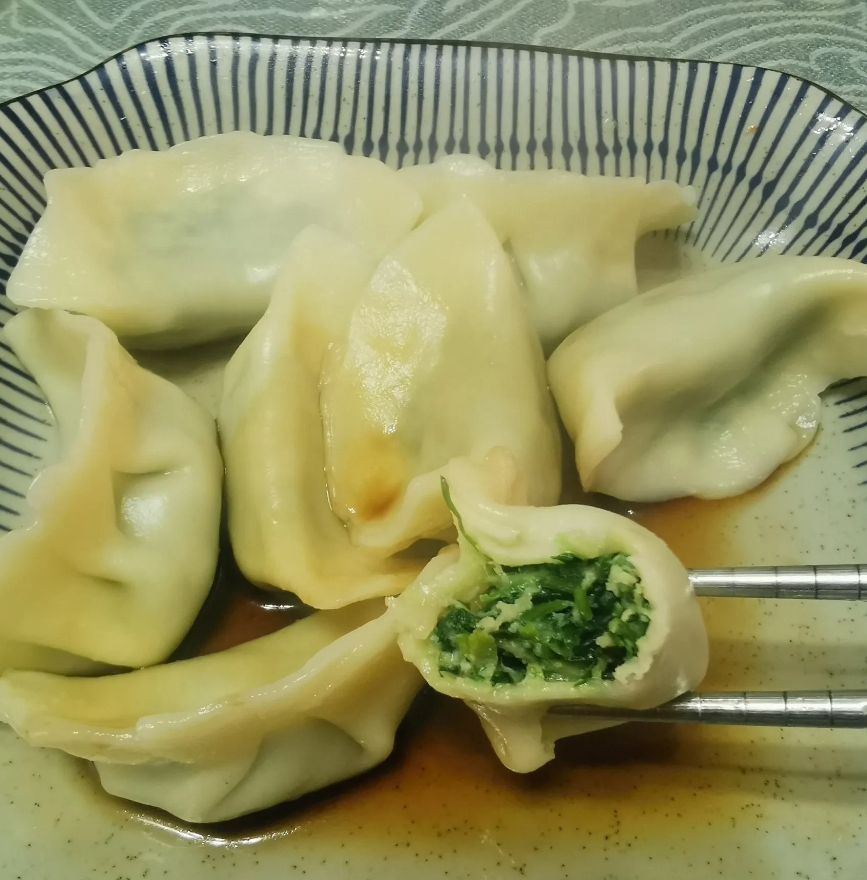 老家农村就是好啊！婆婆在老家田埂上挖了很多的荠菜，摘好洗净，荠菜焯水滴些色拉油在