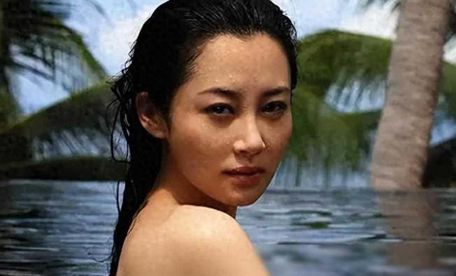 她一生“风流成性、老少通吃”，撩汉无数，至今55岁却依旧单身