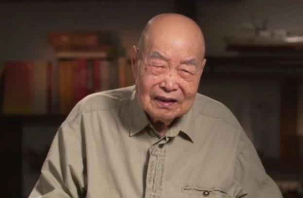 12岁少年偷偷参军，30年后成开国少将后，衣锦还乡，连父亲都认不出来。他曾在遭埋