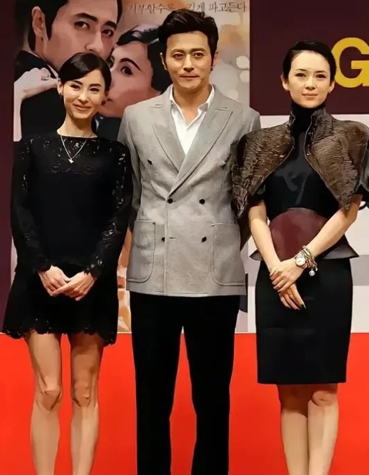 俩美女和亚洲第一美男站一起，颜值不分上下。气质上，章子怡更胜一筹，国际范儿十足。