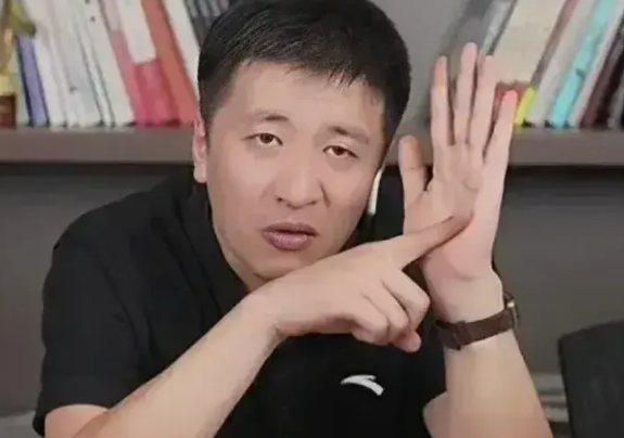 这 10个专业不要碰，学了跟没学一样：

1. 第一个：电子商务，这里学一点那，