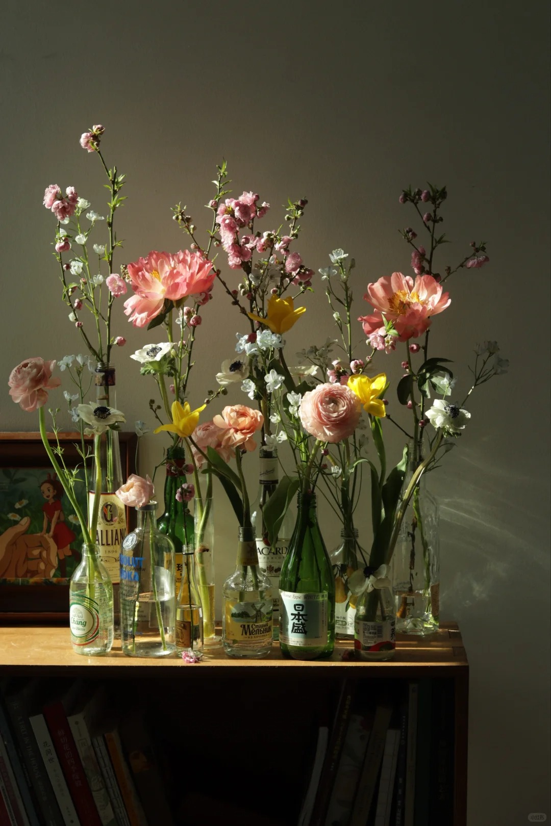 我已经开始期待春天了！（家居插花）
阳光撒在鲜花上，我感受到了春天的气息！（图为