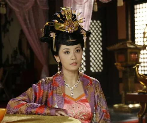 太平公主从小备受李治和武则天宠爱，李治拒绝了吐蕃要她和亲的提议，选择让她出家。然