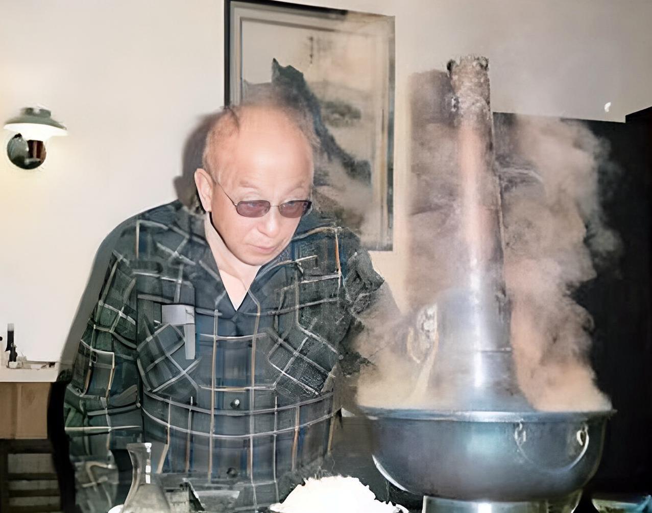 1988年，87岁的张汉卿在台北的家中享受东北铜锅涮。此时，张汉卿离开东北家乡已
