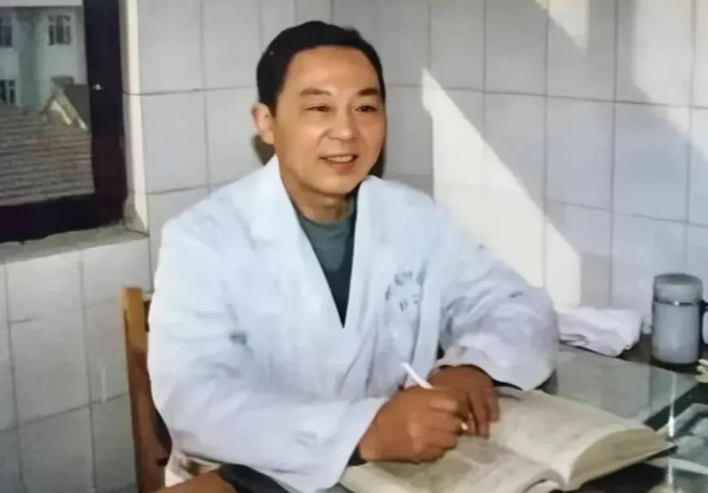 1970年，在徐州的一个寂静之夜，一名医生悄悄服下了4克洋金花，这是一种具有强大