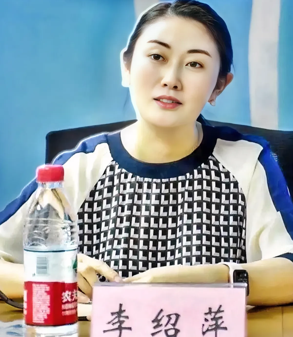长沙45岁女局长李绍萍被爆与外甥勾搭，家丑不可外扬，毁了一个人，更毁了一个家，人
