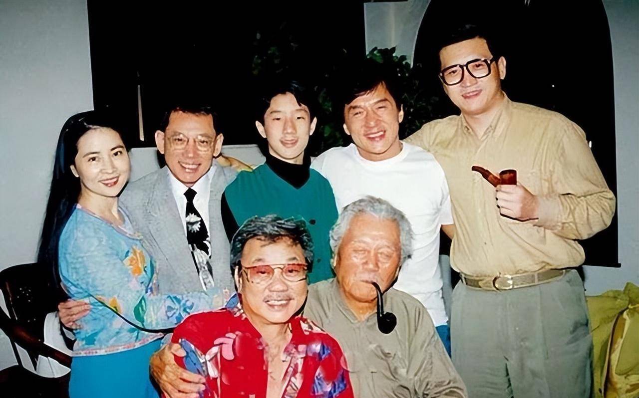 2008年，成龙的父亲房道龙在弥留之际将他叫到病床前，透露道：“儿啊，其实我们是