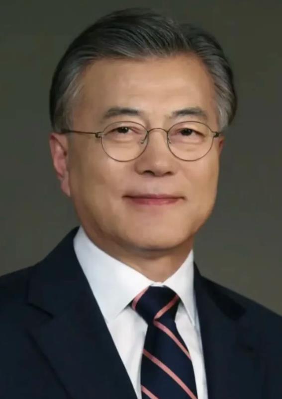 文在寅和尹锡悦最初其实并没有什么仇恨。相反，尹锡悦把李明博送了进去，间接的帮了文