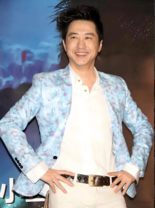 左边是庾澄庆前妻，伊能静，56岁。
右边是庾澄庆现任，张嘉欣，49岁。
一个是演