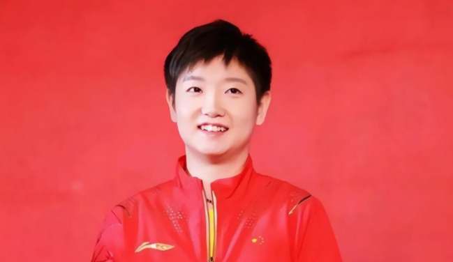 记者问孙颖莎:“上次在澳门，你说回北京要请王艺迪吃好吃的，你请了吗？”然而孙颖莎