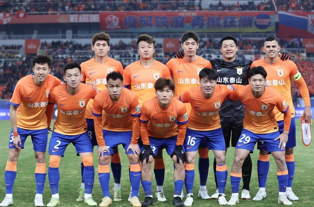 山东泰山0-0战平北京国安，一套“二线”阵容拿下1分已属不易。担任右边后卫的童磊