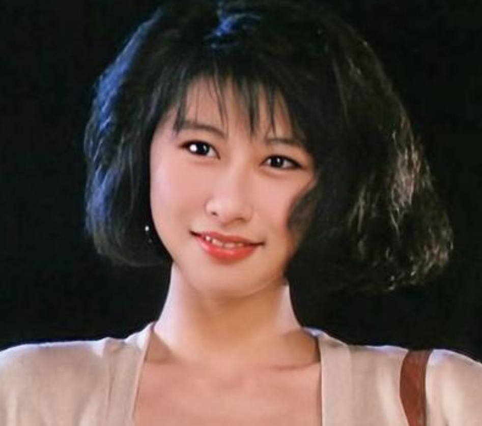 1982年，22岁的费翔和女友叶倩文，爱得难舍难分，两人跪求长辈成全，费母却说：