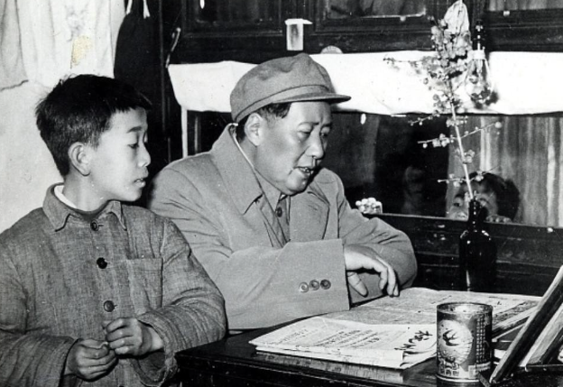 这是1958年1月5月，浙江杭州，毛主席在上城区小营巷一居民家中，参观的时候，一