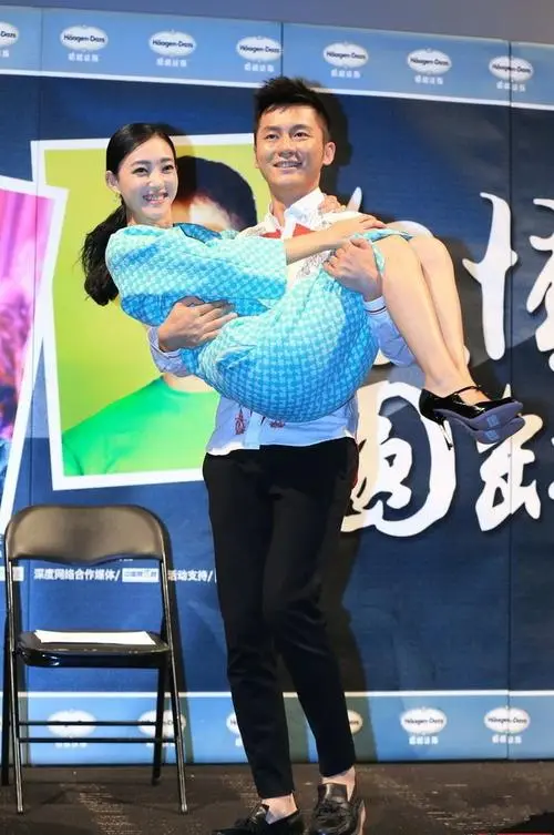 李晨胆子也太大了，居然敢这样抱住美女！