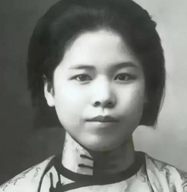 1947年，几个特务把谢葆真牢牢捆住，接着用粗大的针头扎进她的大腿。谢葆真顿时发