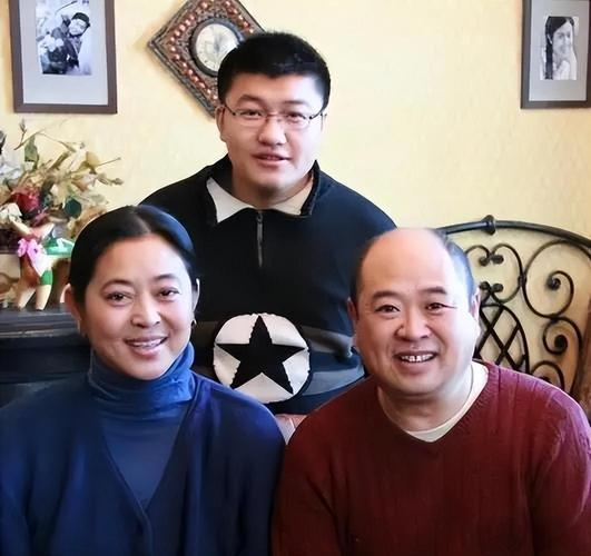 一天，主持人倪萍敲开冯小刚家门直接就跪那了，倪萍哭着对冯小刚说：“刚子啊，你帮帮