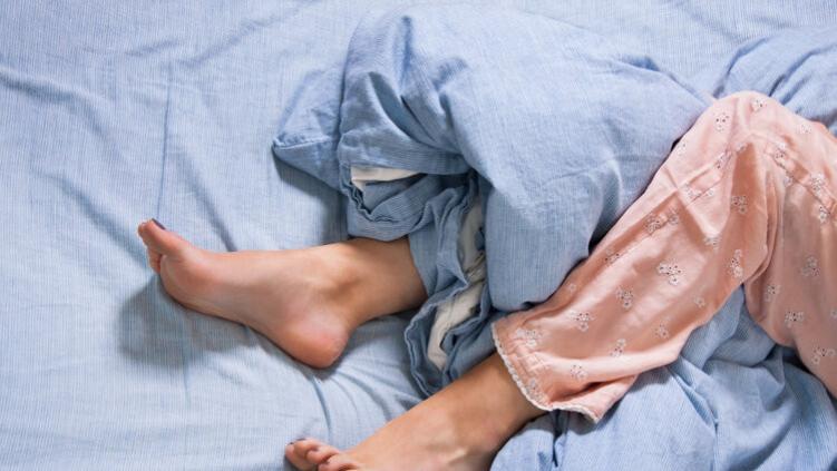 睡觉时尽量把脚露在外面，有什么作用？医生：经常失眠或与肝有关