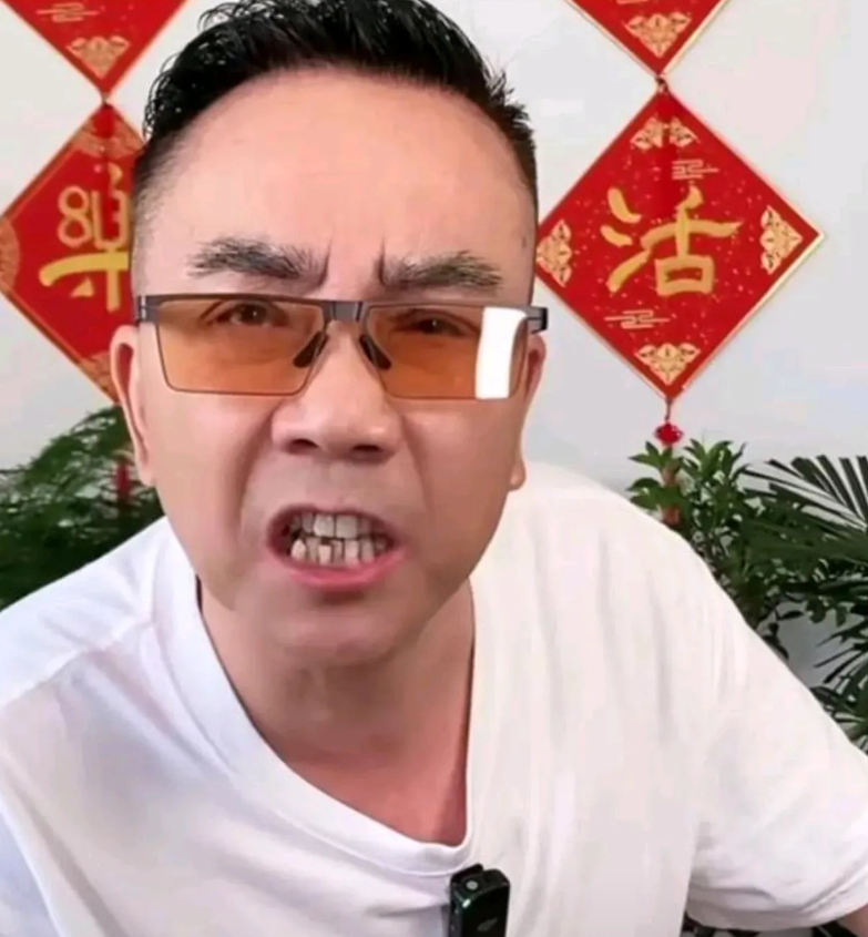 海河艺术家在直播间里聊起了他大哥的徒弟骂他的那档子事！他说啊，那徒弟原本是自家人