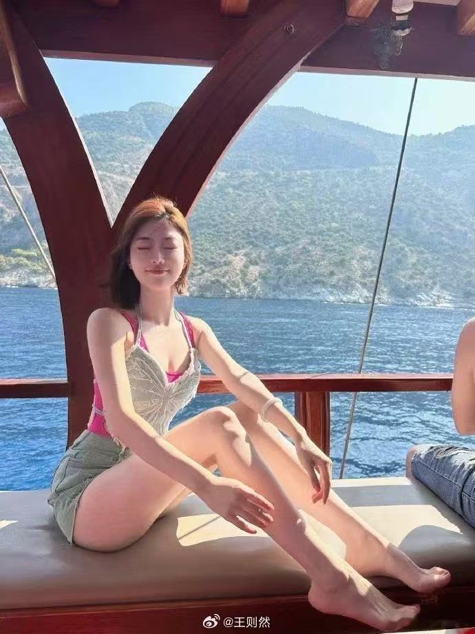 表妹的写真照真的很炸裂哈哈哈哈哈